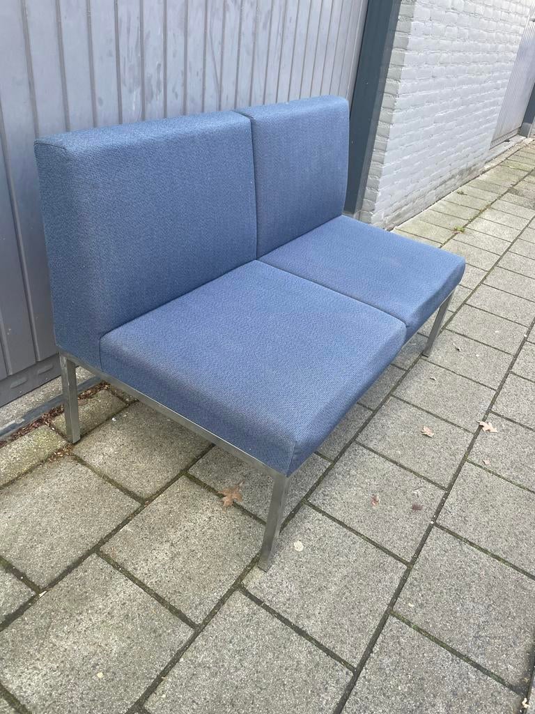 Blauwe design bank met metalen onderstel 120 cm breed, Ophalen, Gebruikt, Tweepersoons, 75 tot 100 cm