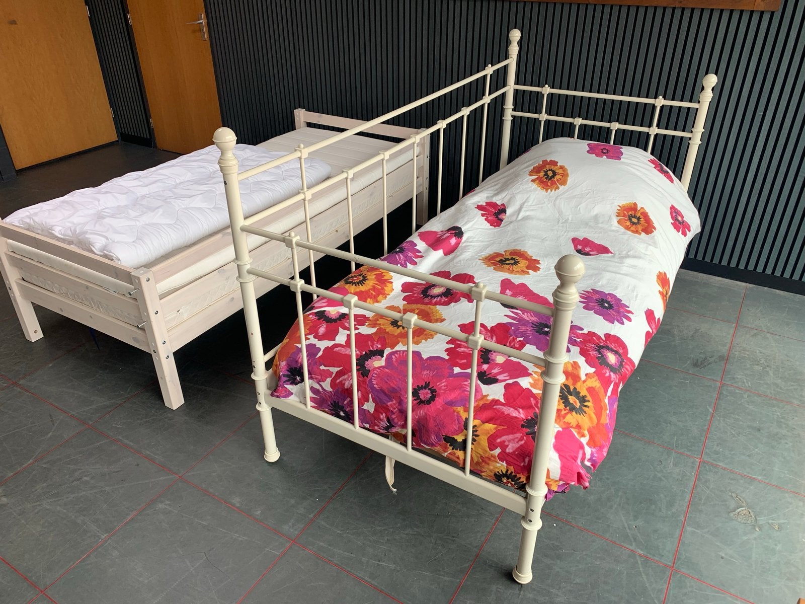 2 IKEA Eenpersoonsbedden met Matrassen en Toppers, 90 cm, Eenpersoons, Wit, Ophalen of Verzenden