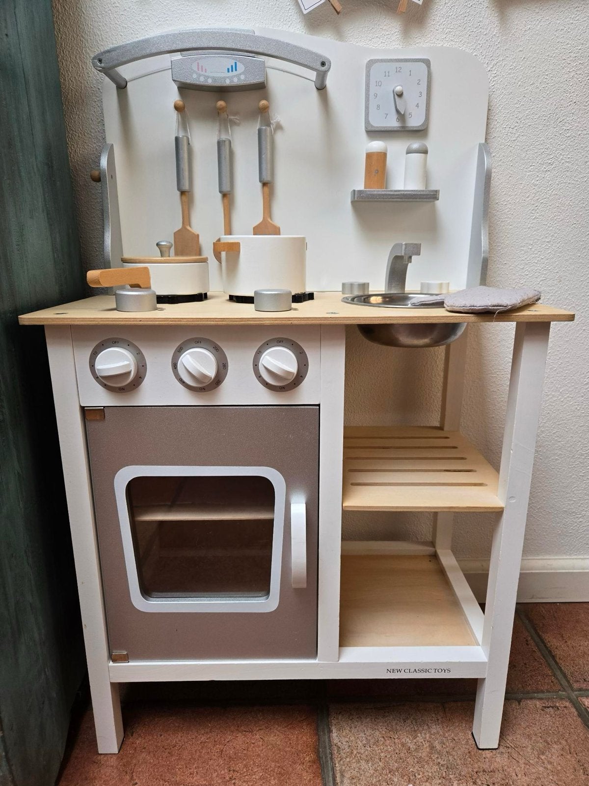 Houten speelkeuken met accessoires - New Classic Toys, Ophalen, Gebruikt, Meubelstuk of Keukentje