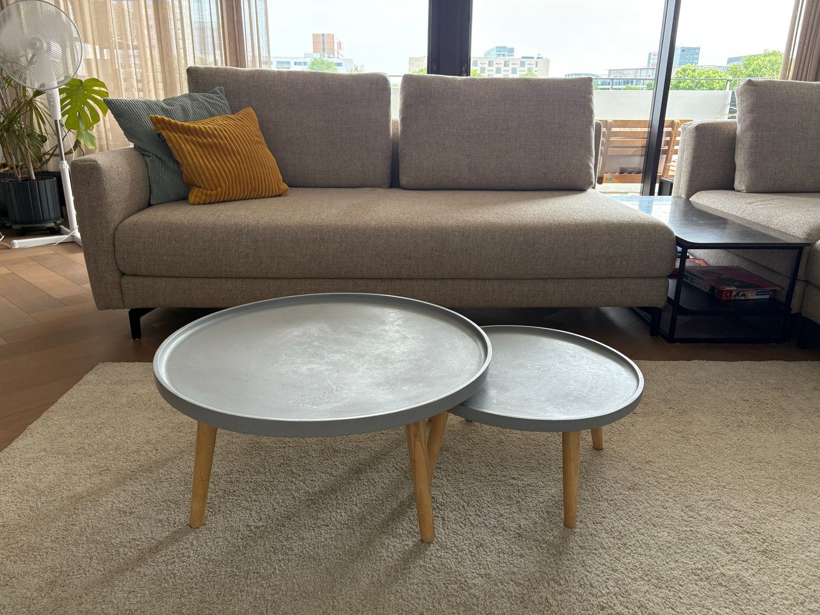 Set van 2 ronde salontafels - grijs met houten poten, Huis en Inrichting, Tafels | Salontafels, Ophalen, Overige materialen, Gebruikt