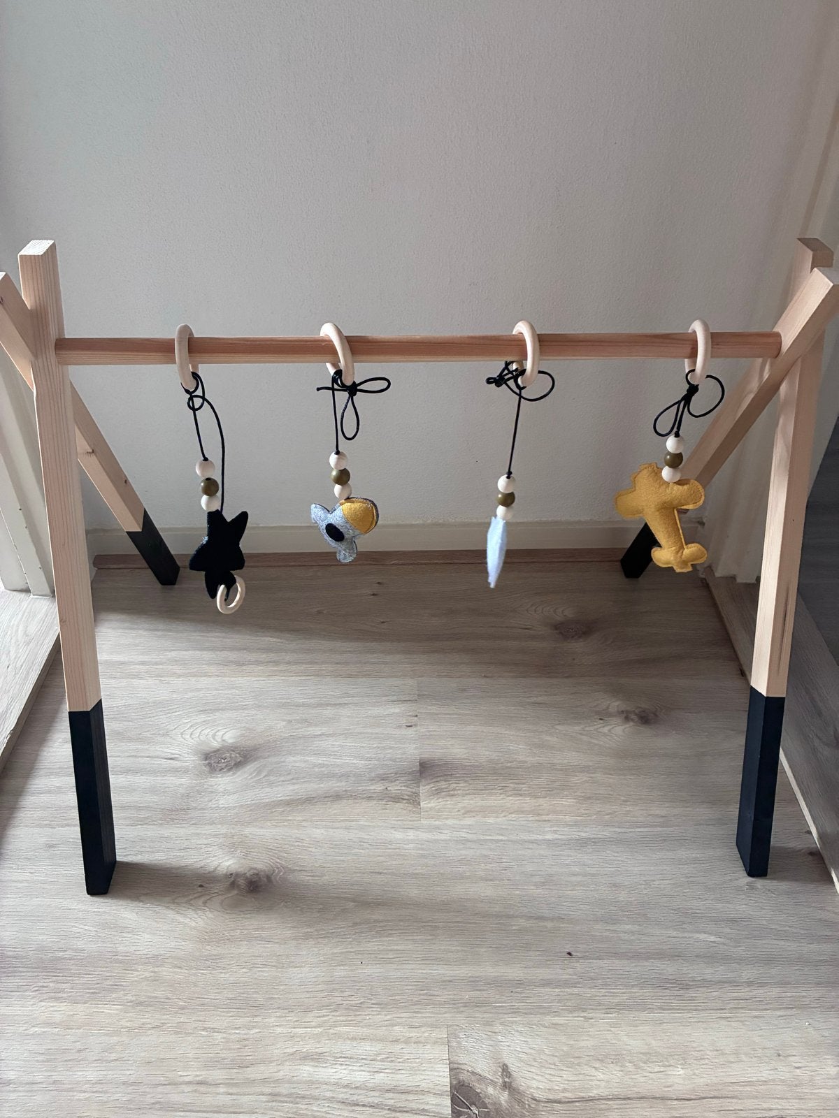 Houten babygym met vilten hangers - Ster, raket, vliegtuig, Ophalen, Zo goed als nieuw, Babygym