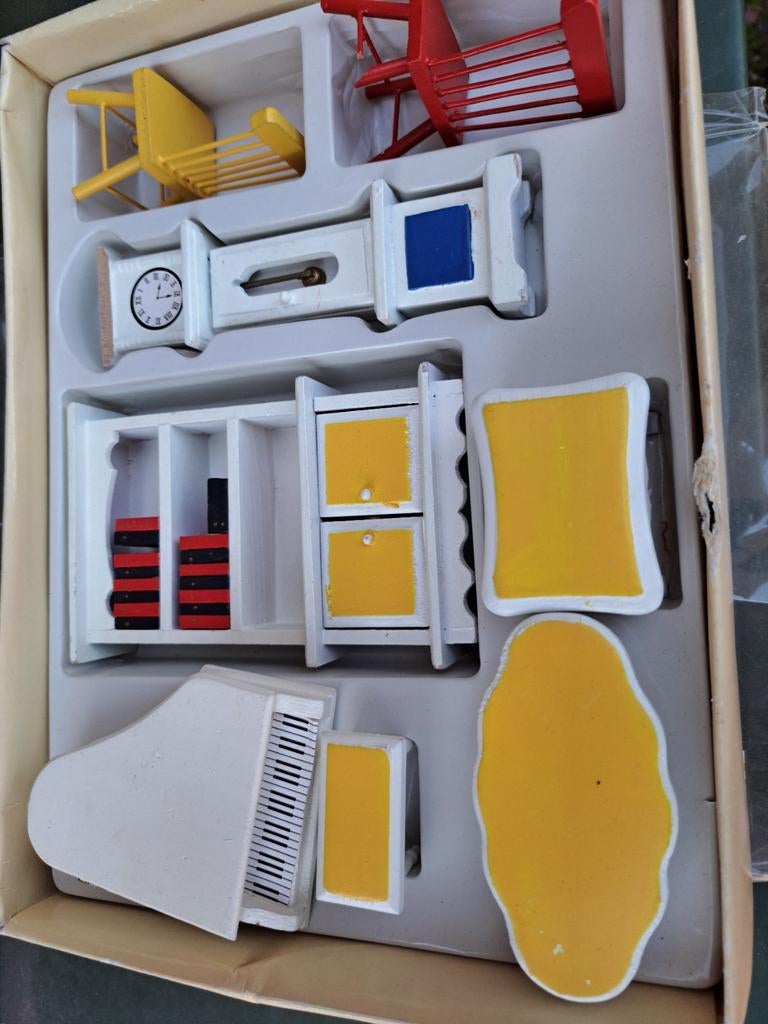 Houten poppenhuis meubeltjes in doosje met wat werk., Ophalen of Verzenden, Gebruikt, Poppenhuis