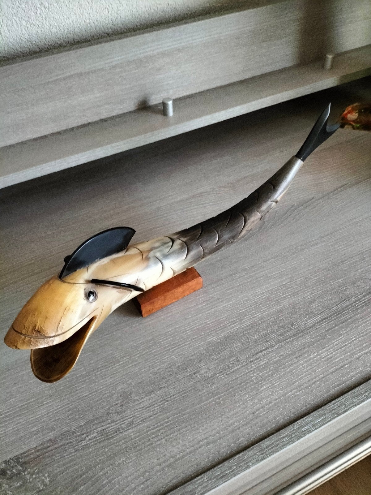 Decoratieve vis van hoorn op houten standaard, Ophalen