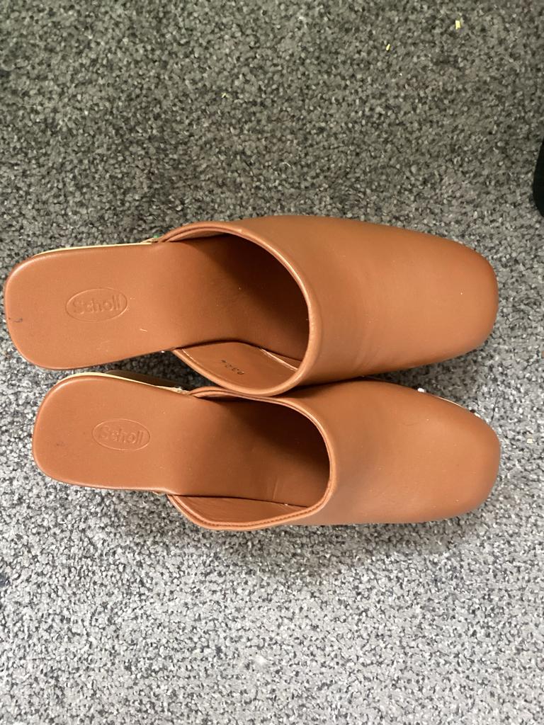 Scholl klompen - Zo goed als nieuw, Ophalen of Verzenden, Zo goed als nieuw, Bruin, Slippers