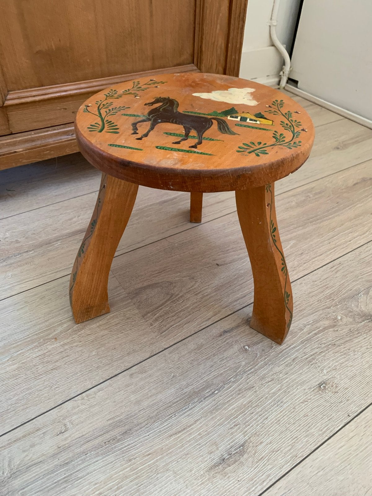 Vintage houten krukje met paardendecoratie, Ophalen of Verzenden, Gebruikt, Hout