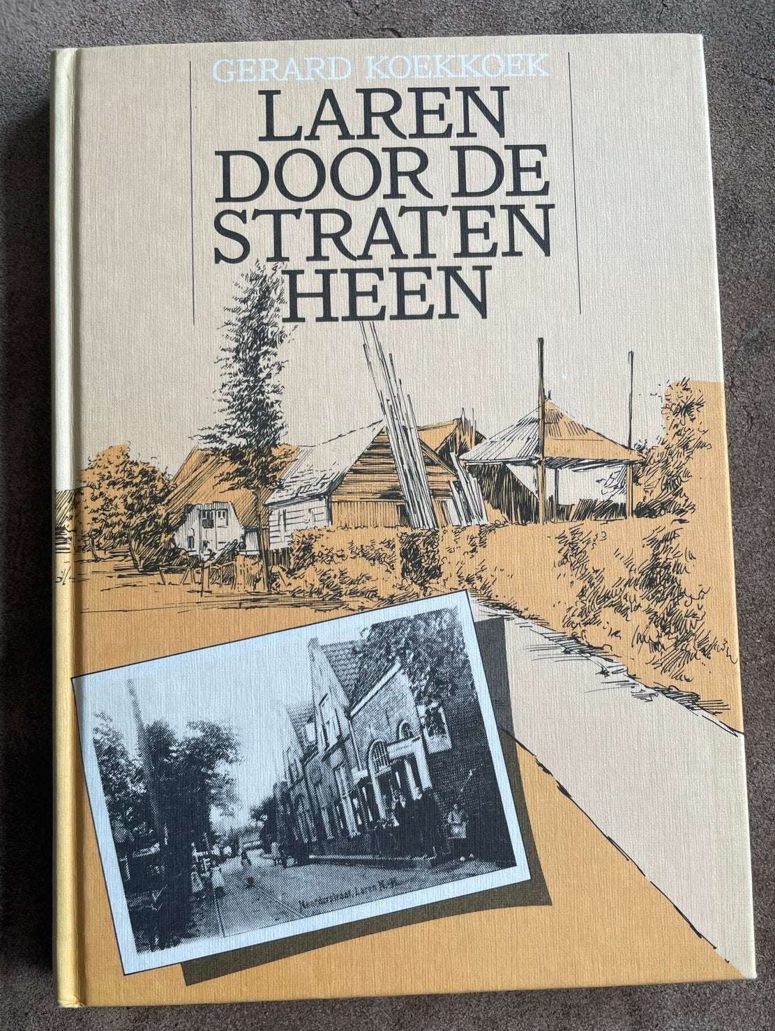 Laren door de straten heen - Gerard Koekkoek, Boeken, Geschiedenis | Stad en Regio, Ophalen of Verzenden, 20e eeuw of later, Gelezen