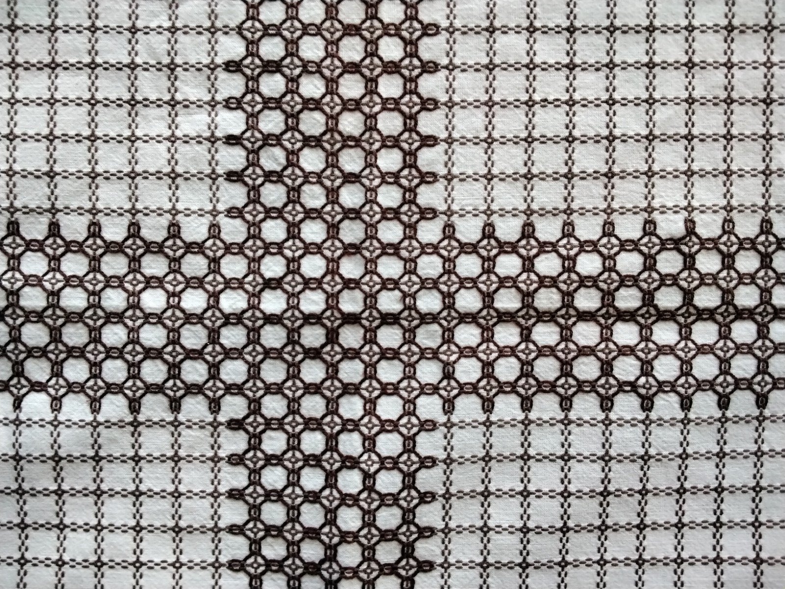 Nieuw handgeborduurd rond tafelkleed geometrisch patroon, Huis en Inrichting, Ophalen of Verzenden, Nieuw