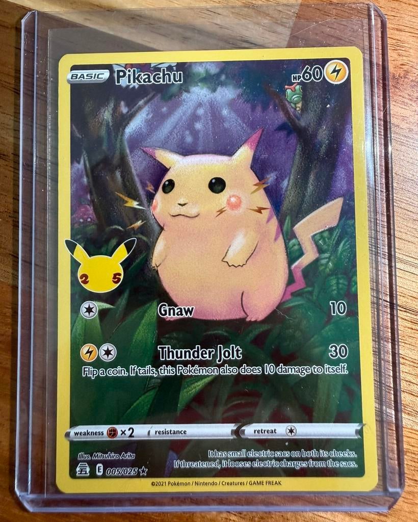 Pikachu 005/025 - Celebrations, Hobby en Vrije tijd, Verzamelkaartspellen | Pokémon, Verzenden, Zo goed als nieuw