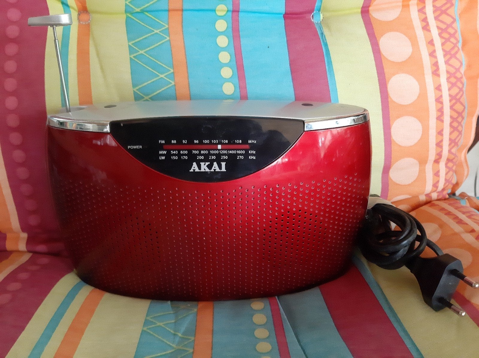 Akai APR100RD Draagbare Radio Rood - AM/FM/LW, Audio, Tv en Foto, Radio's, Ophalen, Gebruikt, Radio
