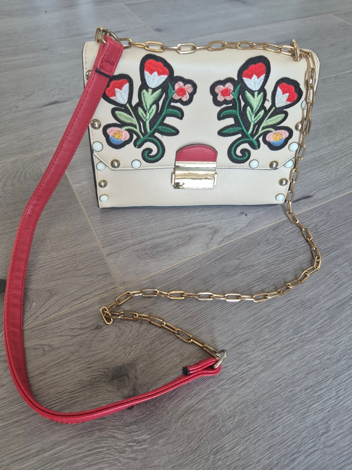 Crème Schoudertas met Bloemen Borduurwerk & Nieten, Ophalen of Verzenden, Gebruikt, Beige, Overige merken