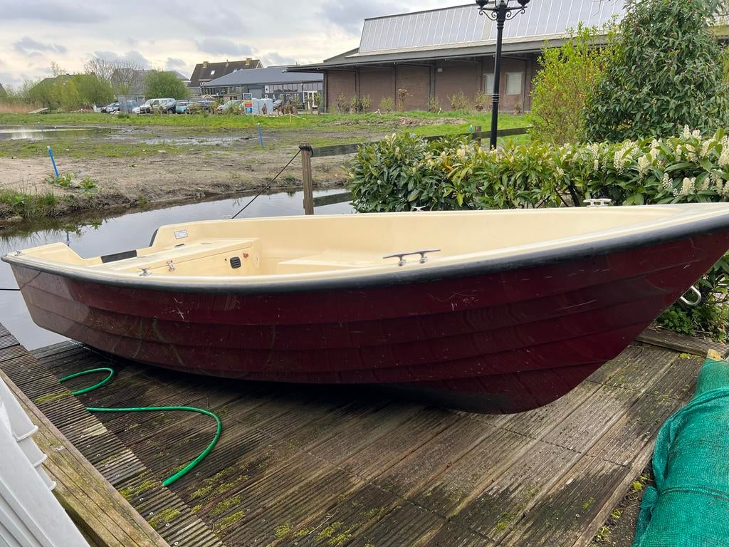 Rhea 430 met optionele Mercury 6PK 4-takt buitenboordmotor, Ophalen, Gebruikt, Polyester, Met motor