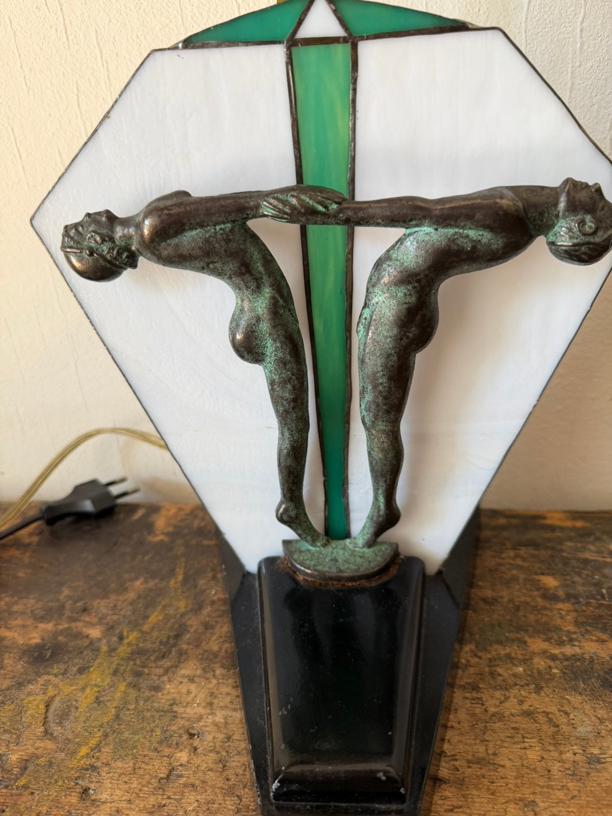 Zeer fraai Art deco lampje  , bronzen figuren / tiffany glas, Antiek en Kunst, Antiek | Lampen, Ophalen of Verzenden