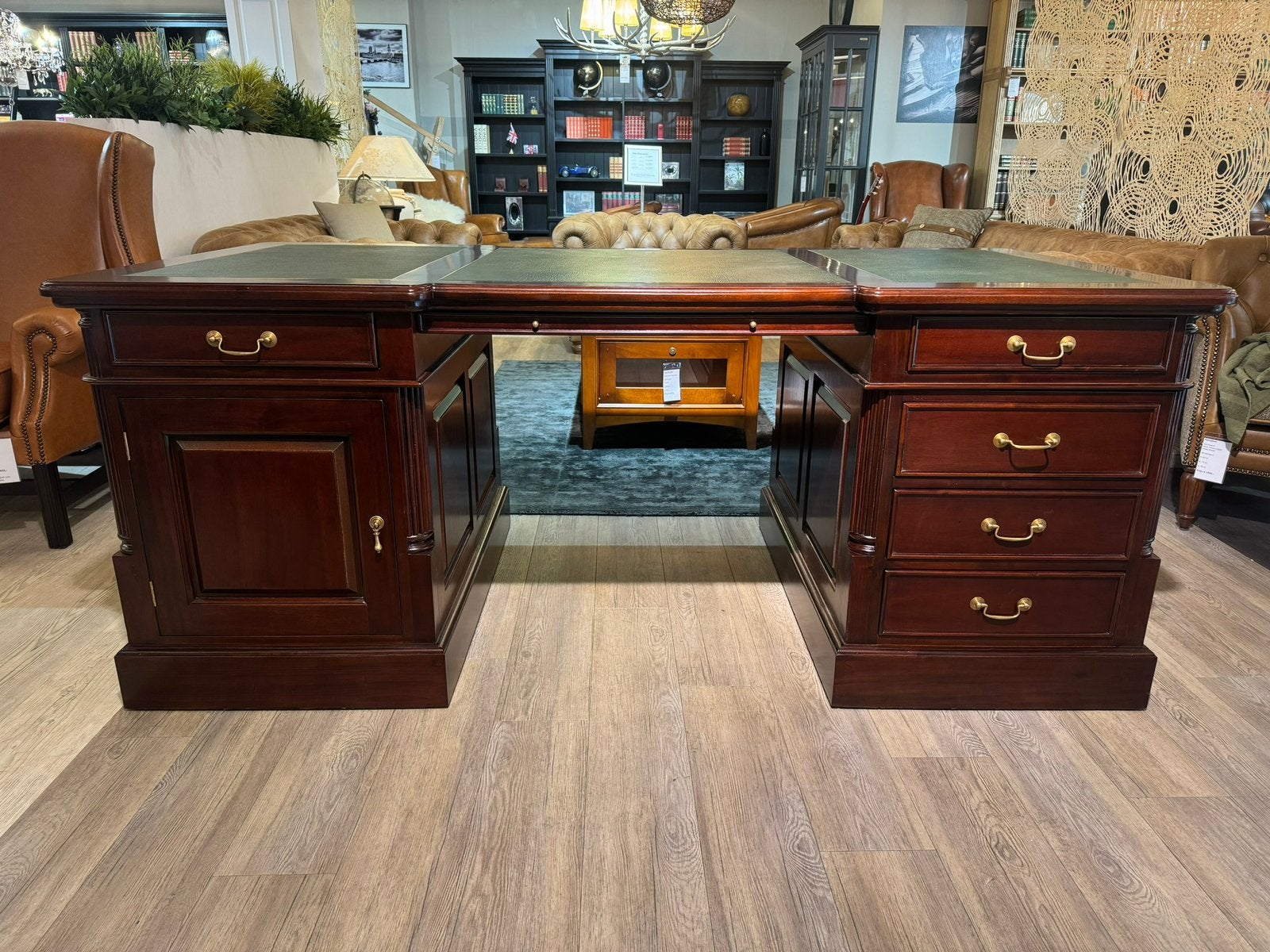 Foto 4 van KLASSIEK XXL ENGELSE CHESTERFIELD BUREAU MAHONIEHOUT 200 CM