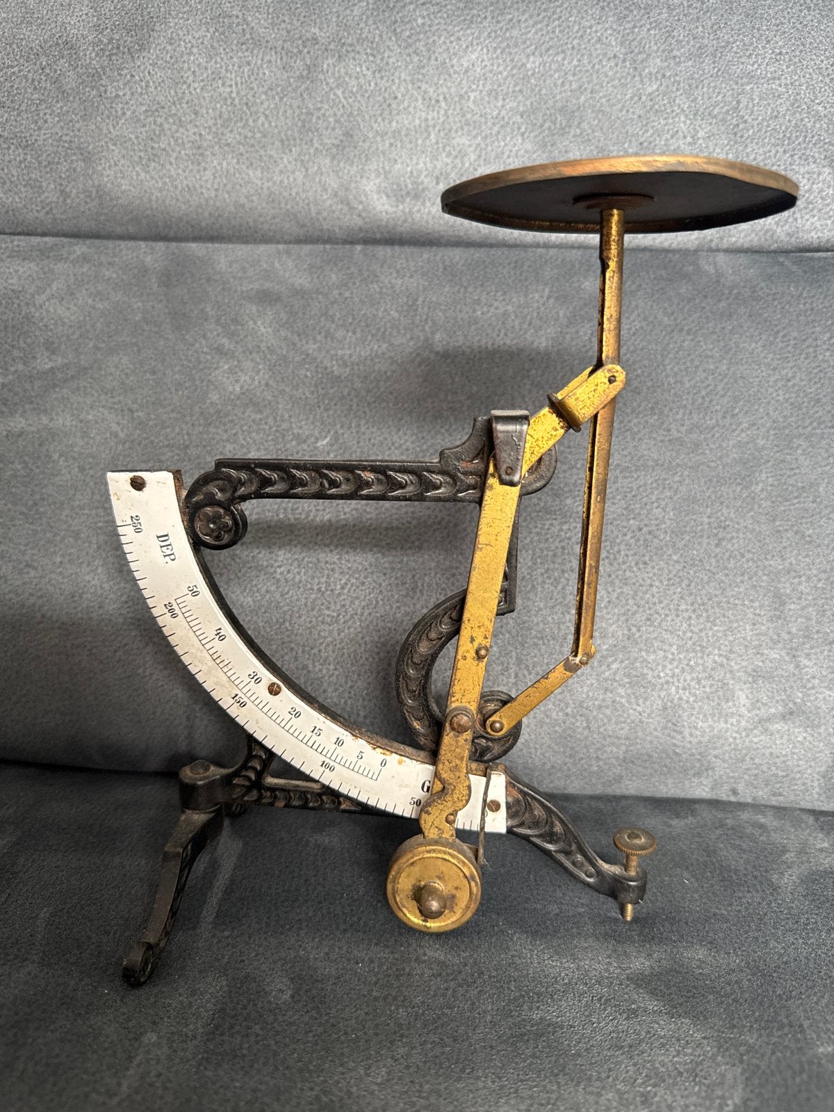 Antieke brievenweger, ijzer en messing, decoratief, Ophalen