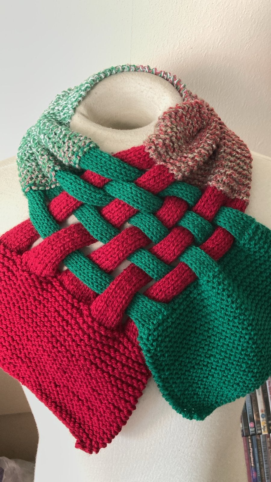 Handgebreide gevlochten sjaal - Groen/Rood/Wit, Ophalen of Verzenden, Zo goed als nieuw, Sjaal