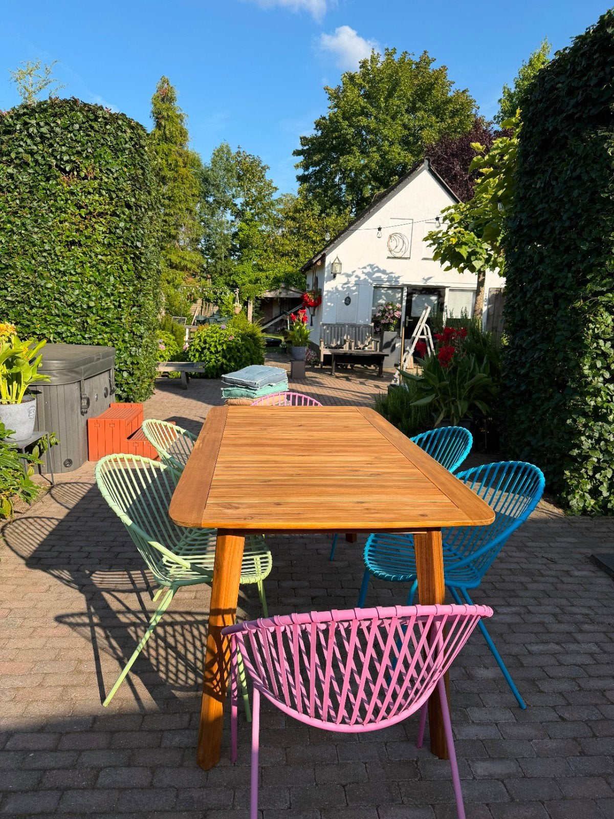 9 kleurrijke tuinstoelen met kussens (roze, blauw, groen), Ophalen, Gebruikt, Metaal