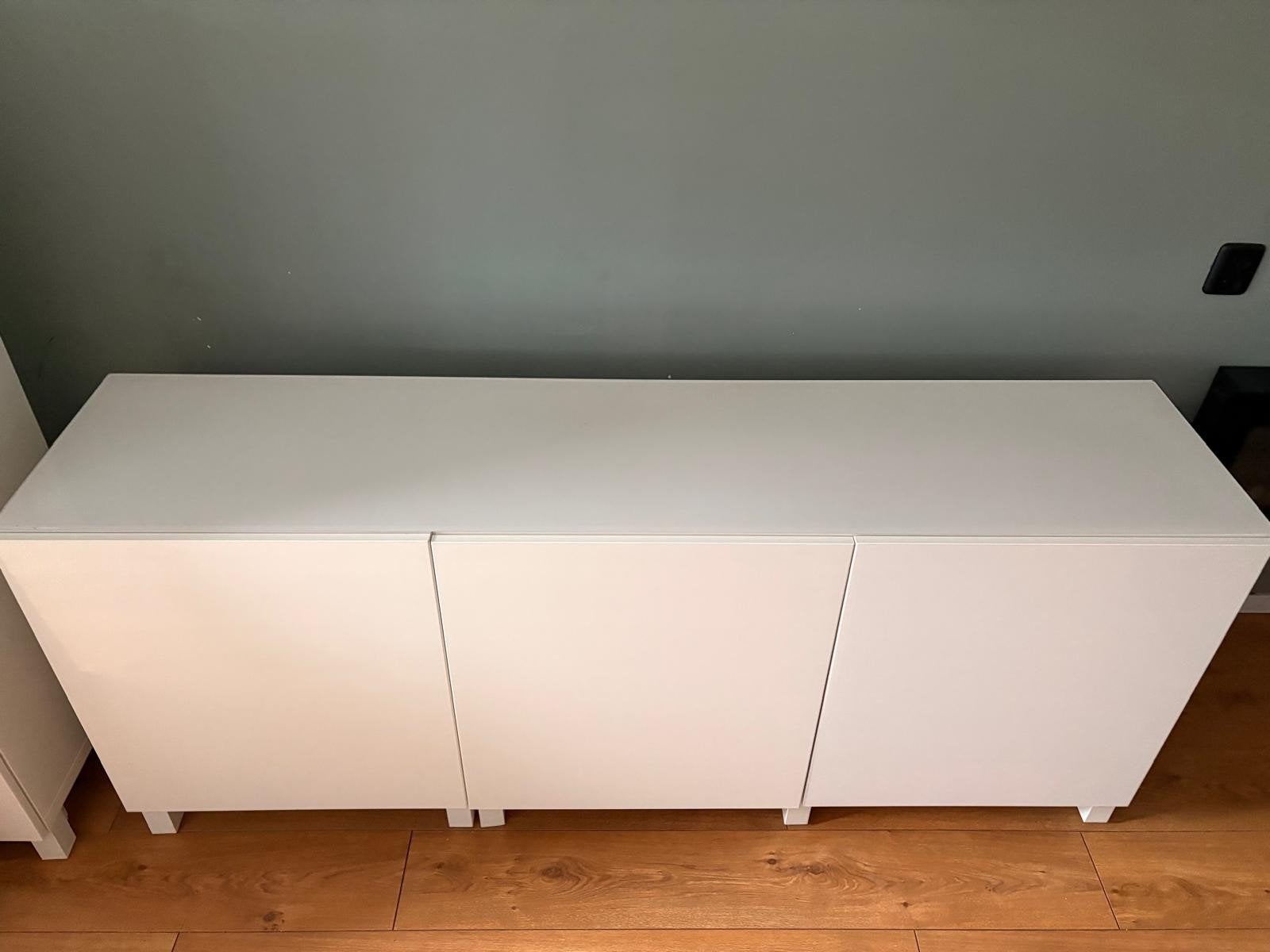 Witte dressoir met glazen planken, Met deur(en), Ophalen of Verzenden, Zo goed als nieuw, 200 cm of meer