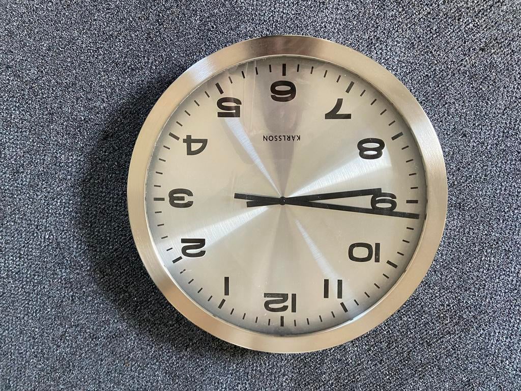 Karlsson klok - 50 cm Stijlvolle wandklok, Ophalen of Verzenden, Zo goed als nieuw, Analoog, Wandklok