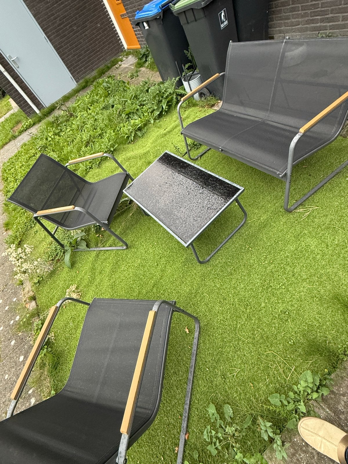 Foto 3 van Zwarte loungeset met tafel en stoelen