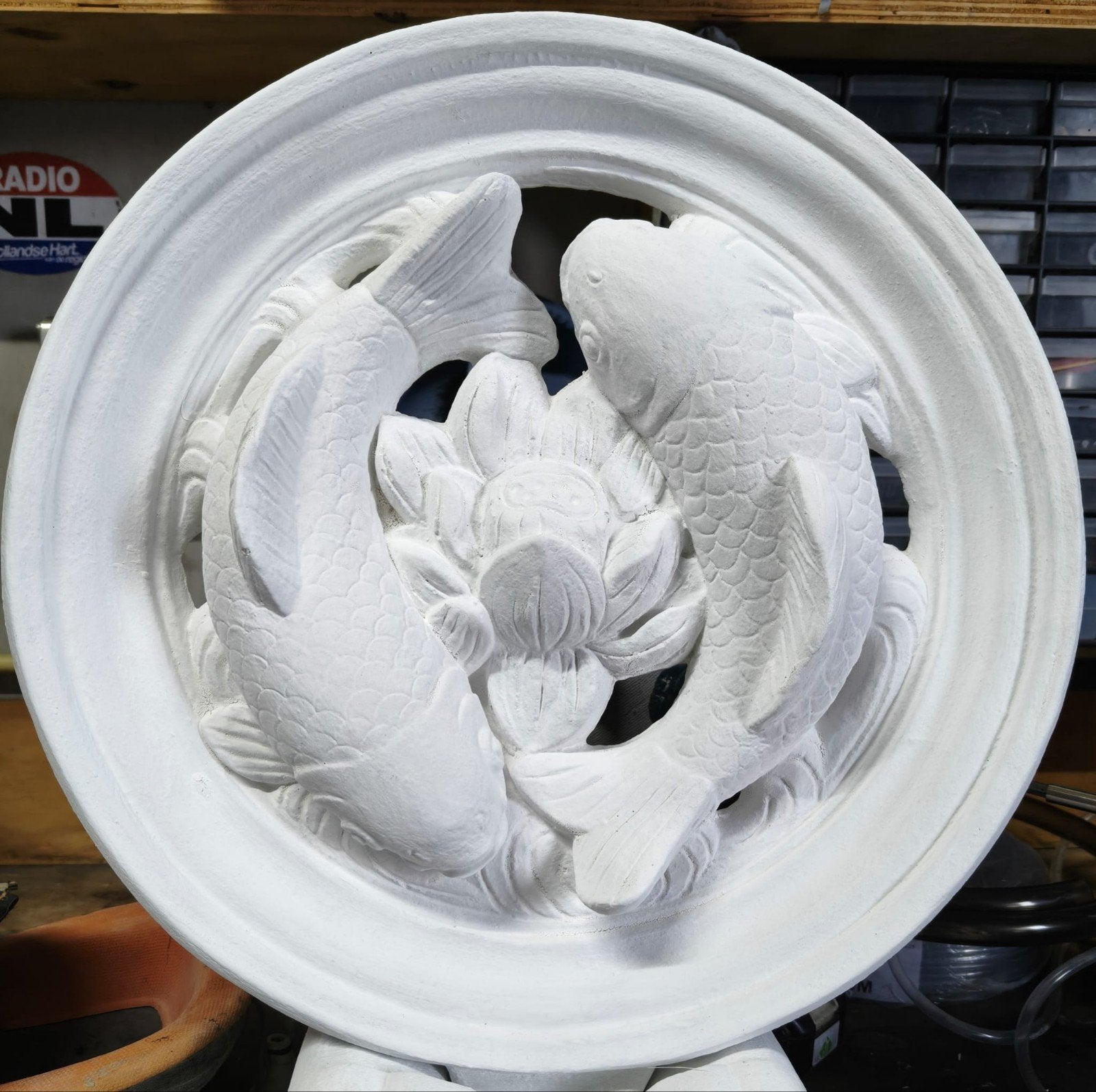 Decoratief Beeld: Koi Karpers en Lotusbloem, Gips, Ophalen of Verzenden, Handgemaakt, 20 - 50 cm