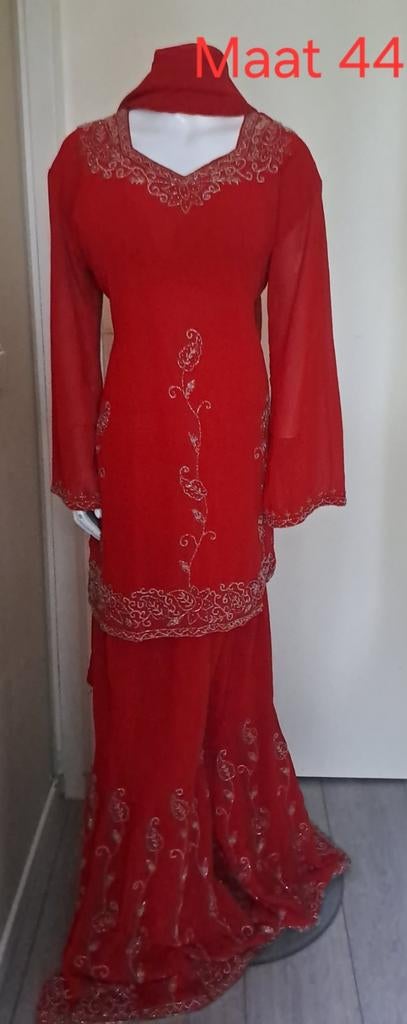 Rode Indiase/Pakistaanse jurk met broek en sjaal, Maat 44, Overige typen, Maat 42/44 (L), Ophalen of Verzenden, Rood