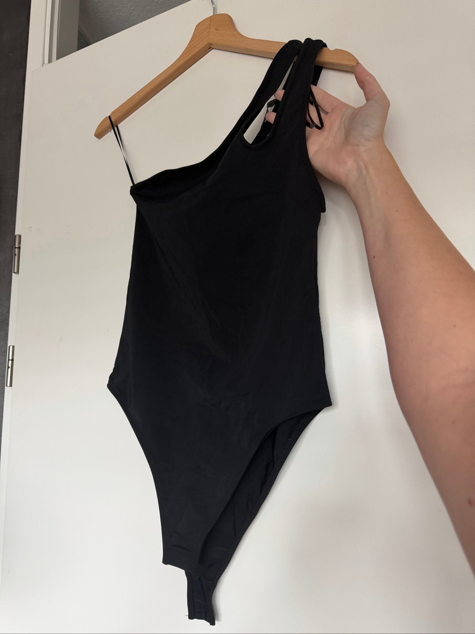 Zara Zwarte One Shoulder Bodysuit Maat Groot, Ophalen of Verzenden, Zo goed als nieuw, Maat 42/44 (L)
