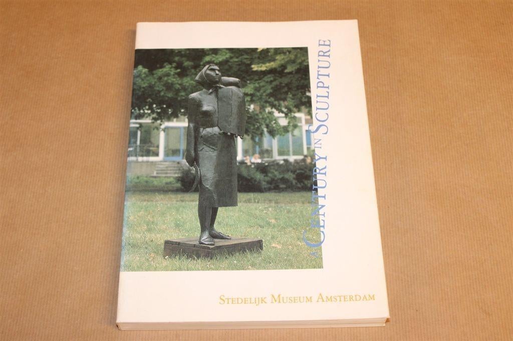 Een Eeuw Beeldhouwkunst — Catalogus Stedelijk Museum [1992], Ophalen of Verzenden, Gelezen