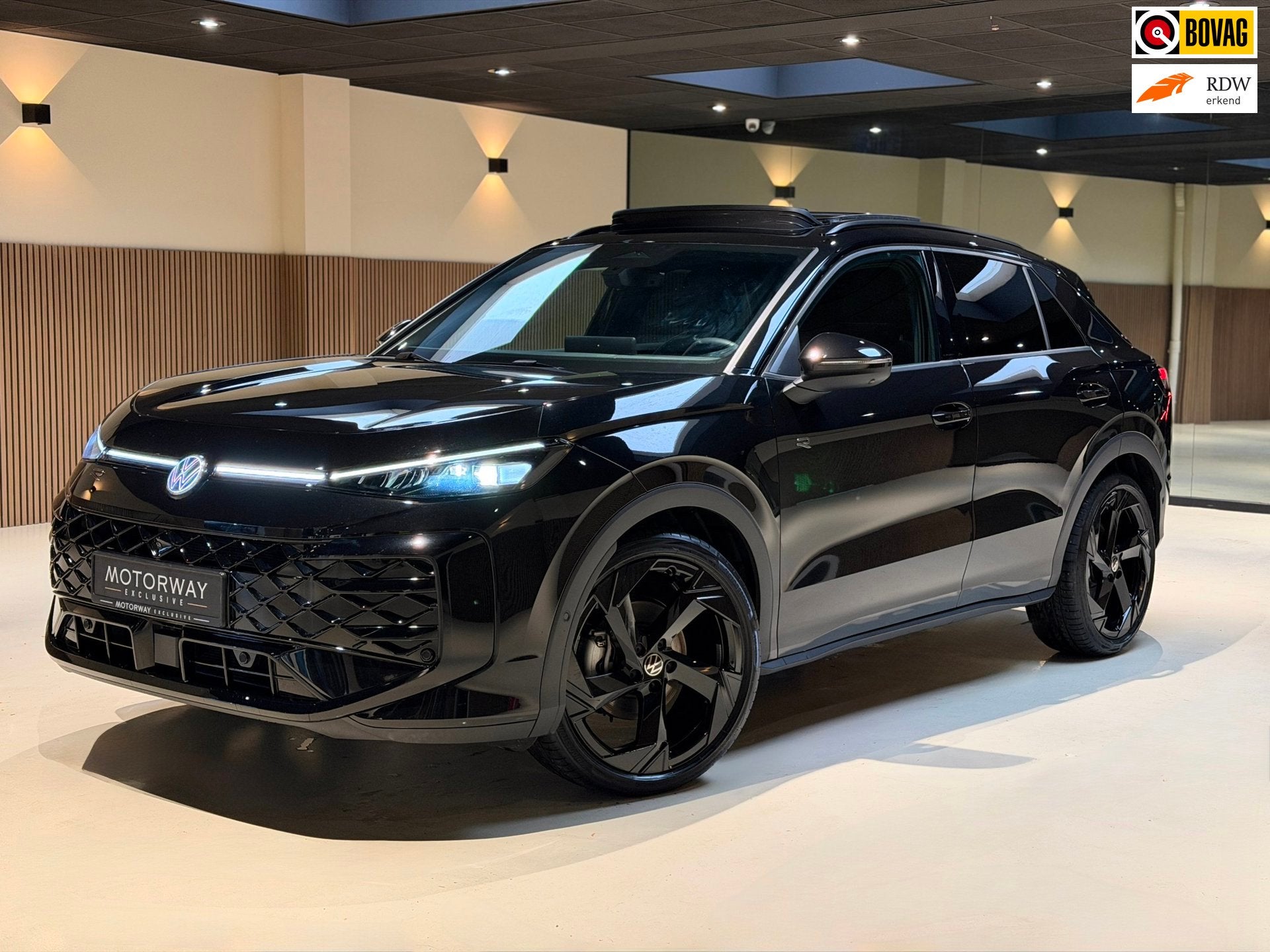 Volkswagen T-ROC 1.5 eTsi R-Line First Edition|Pano|Matrix|K, Auto's, 730 kg, Euro 6, 4 cilinders, 150 pk