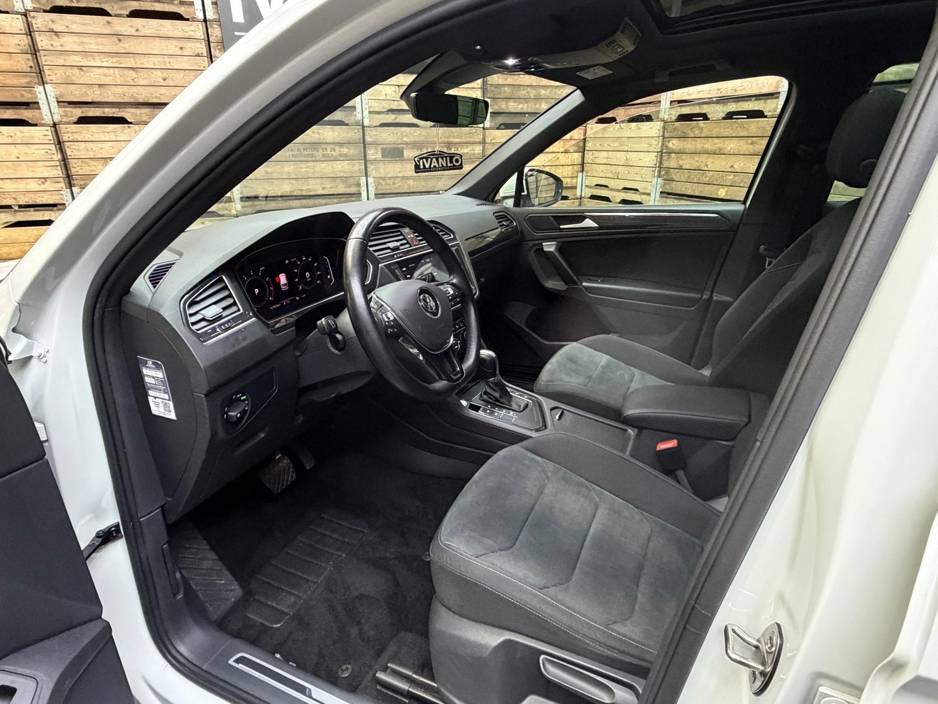 Volkswagen Tiguan 1.5 TSI ACT Highline Business R- Line Pano, Auto's, Stof, 4 cilinders, 150 pk, Wit
