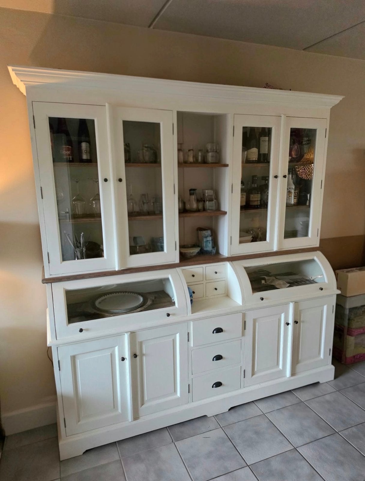 Grote landelijke witte buffetkast met vitrines en lades, Huis en Inrichting, Kasten | Buffetkasten, Gebruikt, 200 cm of meer, Ophalen of Verzenden