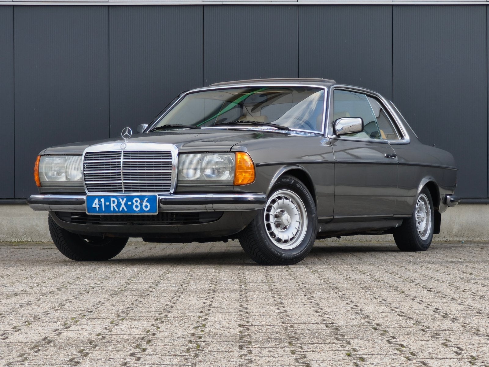 Mercedes-Benz 2.8 280 CE COUPE AUTOMAAT 2.8 OLDTIMER, Auto's, Automaat, Achterwielaandrijving, Beige, 1446 kg