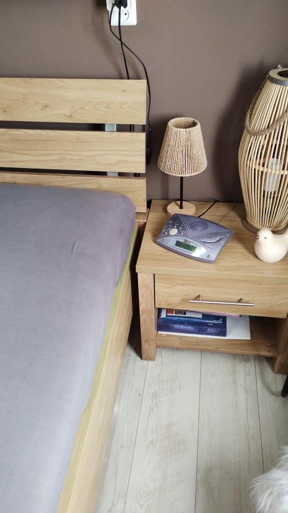 Tweepersoonsbed met nachtkastje en matrassen, Ophalen
