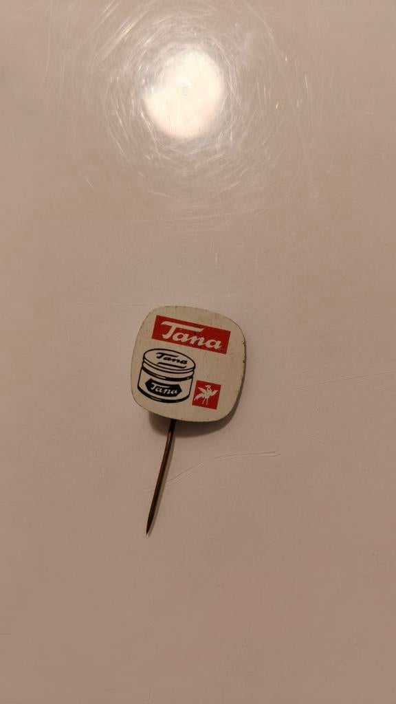 Vintage Tana schoensmeer speldje/pin, Verzamelen, Ophalen of Verzenden, Gebruikt, Merk, Speldje of Pin