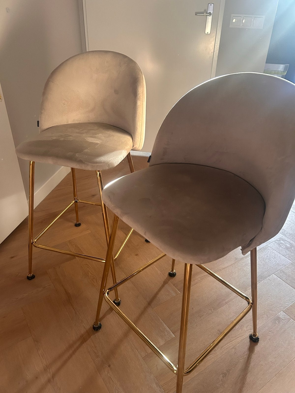 2 SKLUM barkrukken - beige fluweel met gouden poten, Huis en Inrichting, Barkrukken, Gebruikt, 90 cm of meer, Metaal, 2 krukken