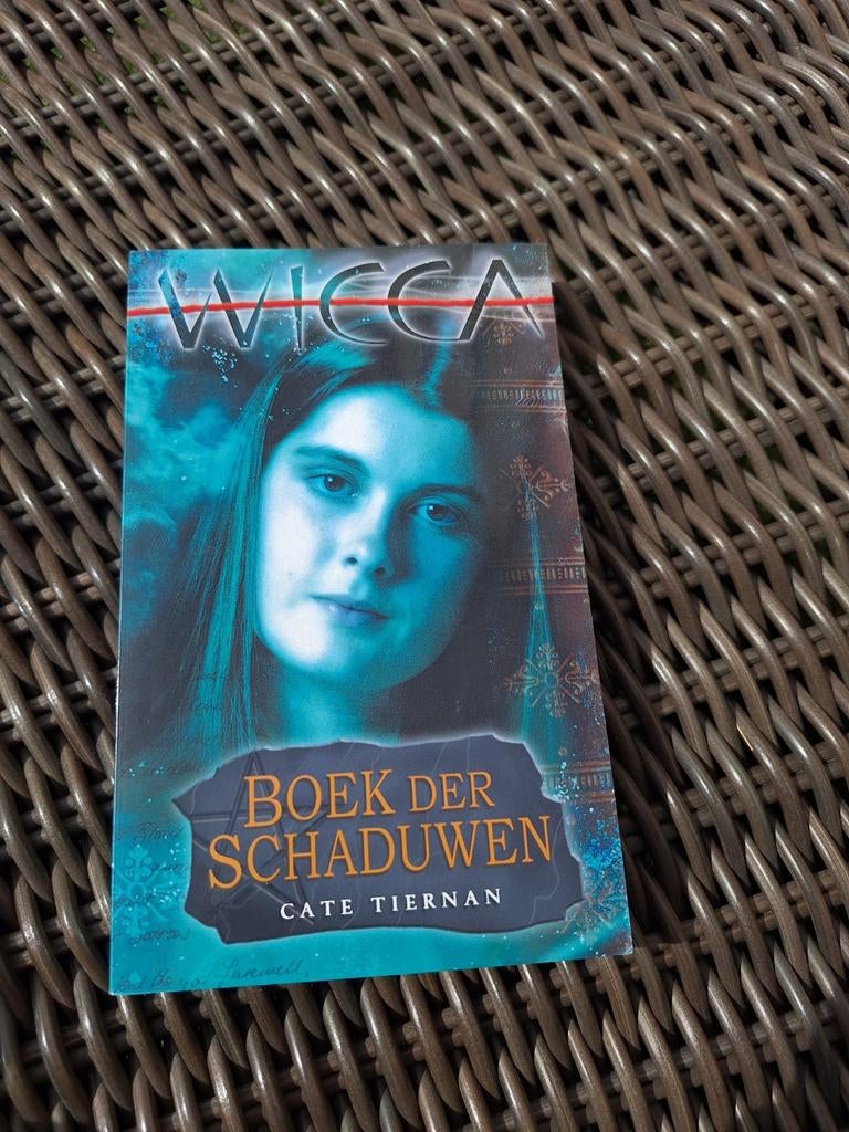 Cate Tiernan - Boek der schaduwen, Ophalen of Verzenden, Zo goed als nieuw, Cate Tiernan