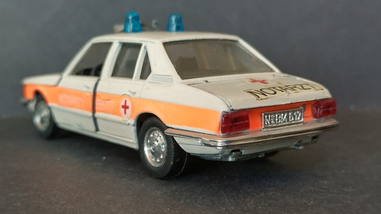 BMW 5 serie E12 Notarzt 1:43 Schuco Pol, Hobby en Vrije tijd, Modelauto's | 1:43, Auto, Verzenden, ., Zo goed als nieuw