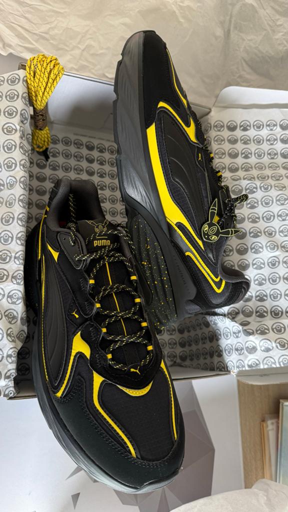 Puma x Pokémon Umbreon Sneakers - maat 45, Ophalen of Verzenden, Nieuw, Zwart, Sneakers of Gympen
