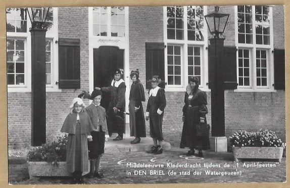 Oude ansichtkaart: Middeleeuwse klederdracht Den Briel, Ophalen of Verzenden, 1920 tot 1940, Gelopen, Zuid-Holland