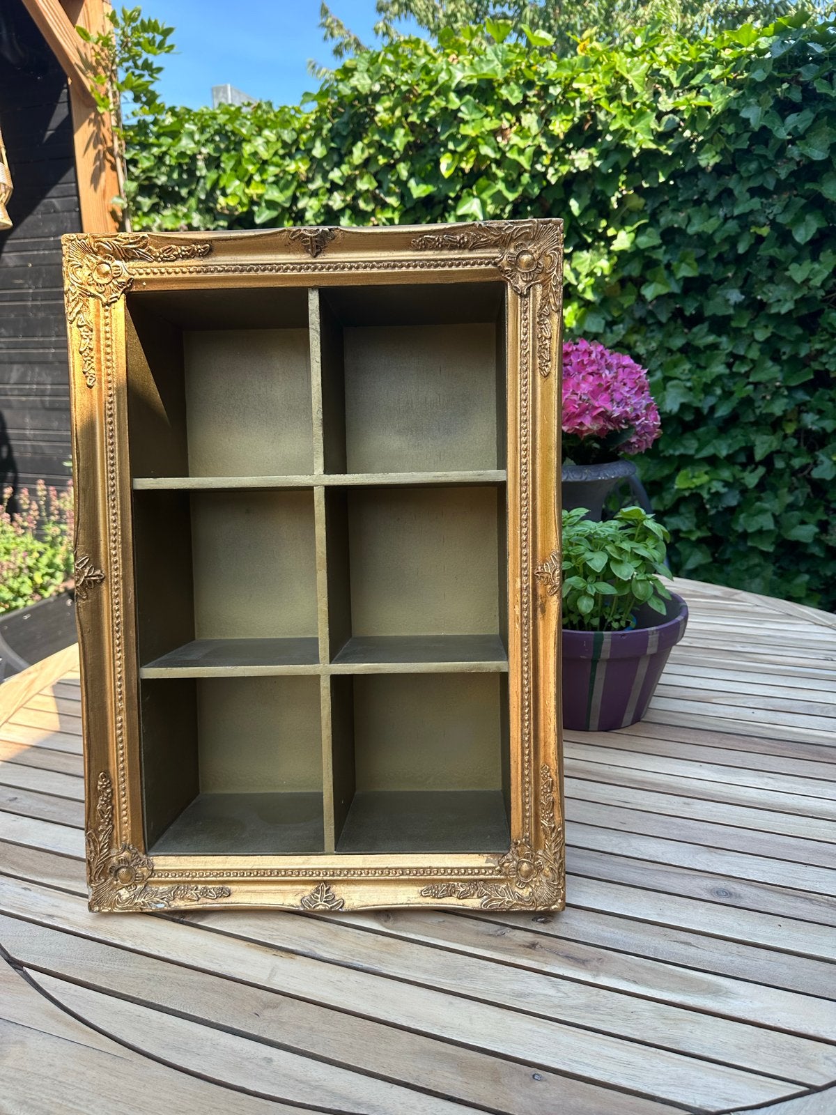 Leuke vintage wandkast - Goudkleurig displayrekje, Ophalen
