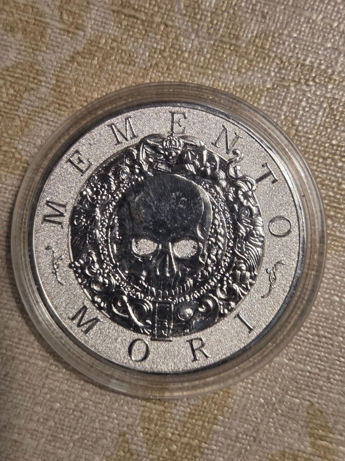 Memento Mori Carpe Diem Zilverkleurige Munt, Ophalen of Verzenden, Overige materialen
