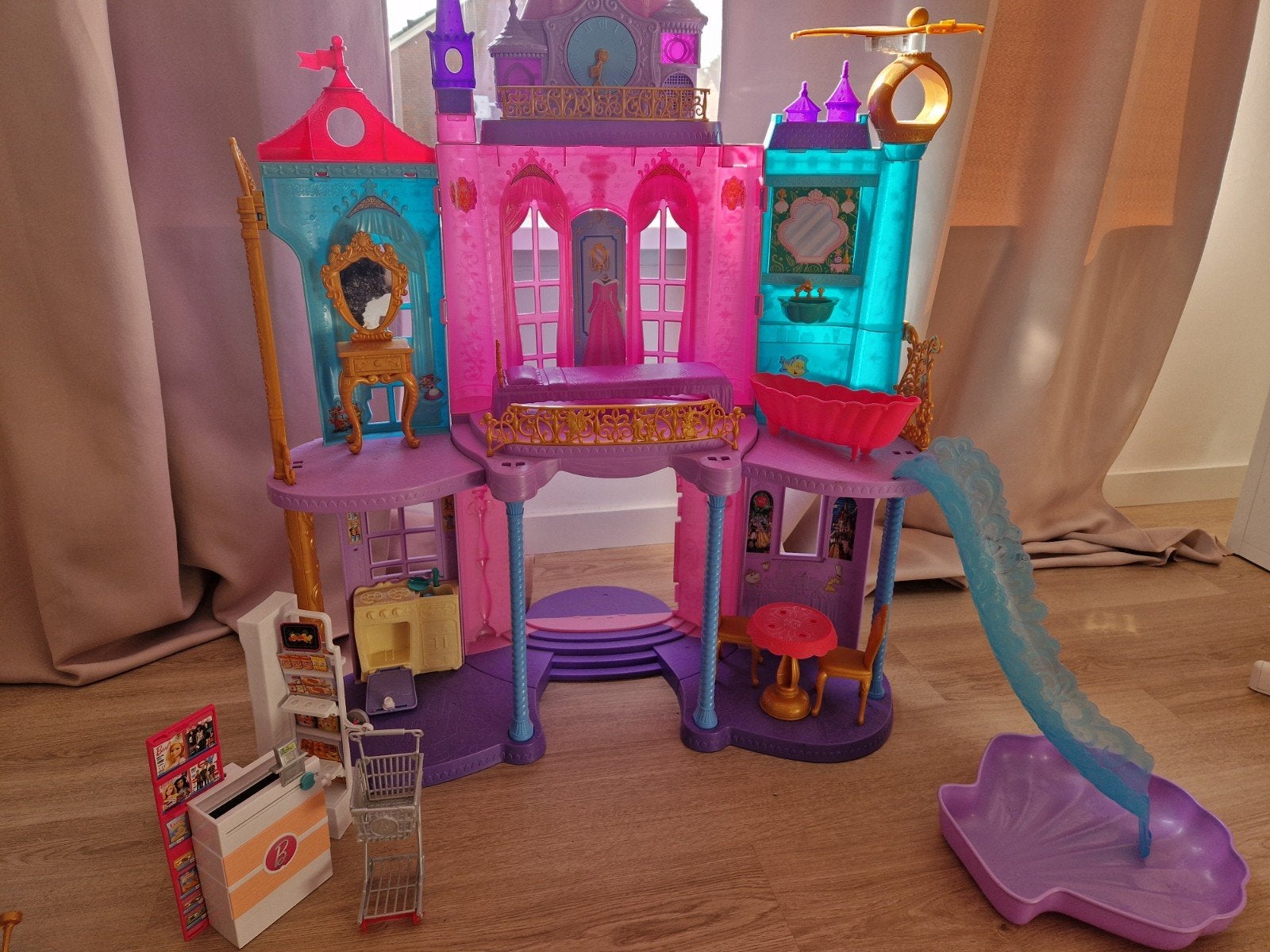 Barbie Disney Prinsessen Kasteel met accessoires, Kinderen en Baby's, Speelgoed | Poppenhuizen, Ophalen, Gebruikt, Poppenhuis