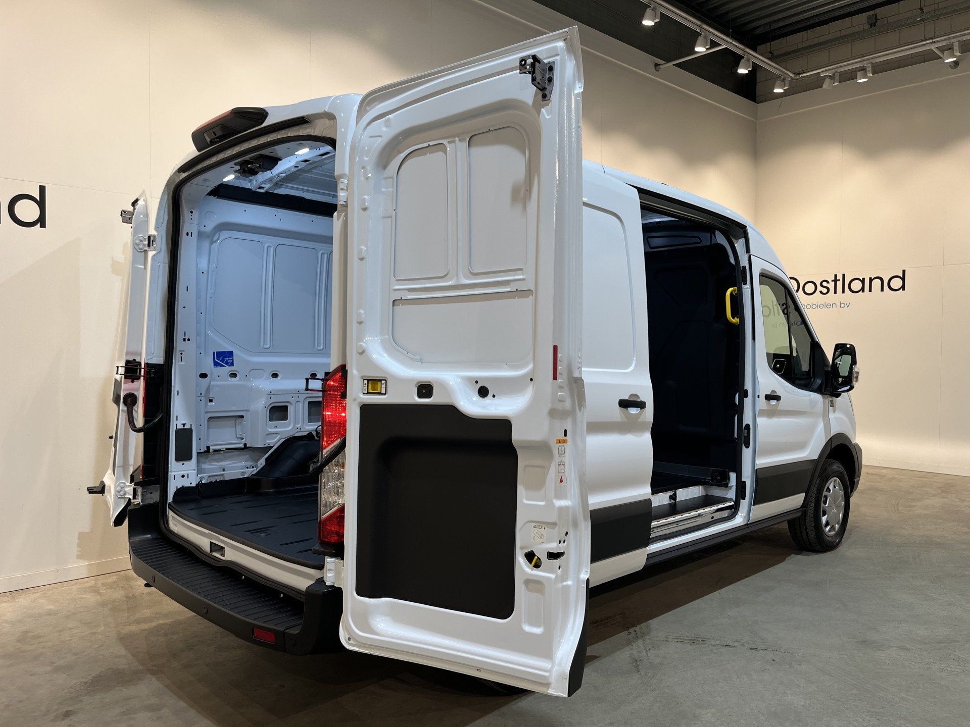 Ford E-Transit 390 (3500 kg) L2H2 Trend 68 kWh / 100% Elektr, Automaat, Gebruikt, Zwart, Met garantie (alle)
