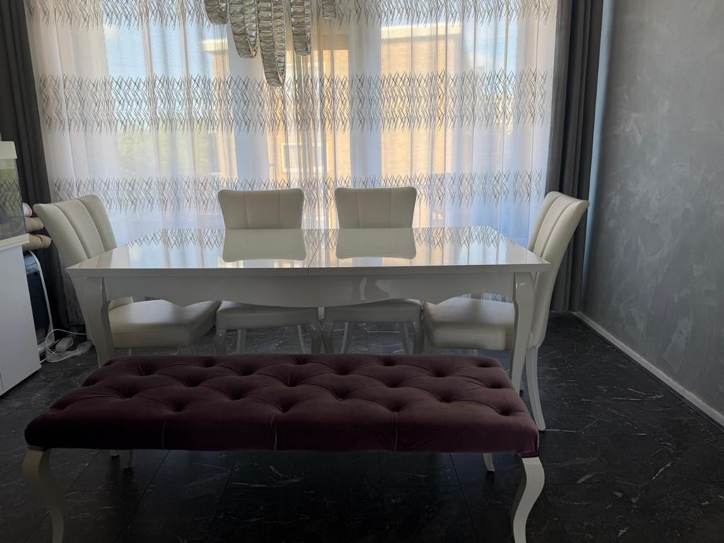 Moderne witte eettafel met 4 stoelen en bankje, Dieren en Toebehoren, Vogels | Hokken en Kooien, Ophalen, Zo goed als nieuw, Metaal