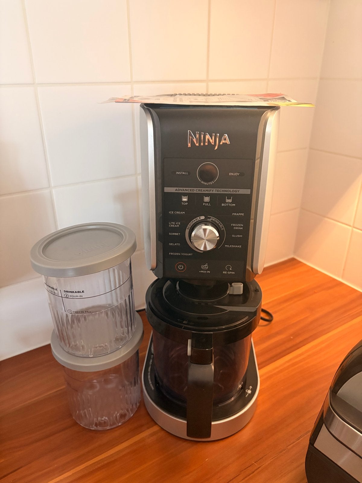 Ninja Creami Deluxe IJsmachine met lichte kras op deksel, 4 liter of meer, Ophalen, Gebruikt, 3 snelheden of meer