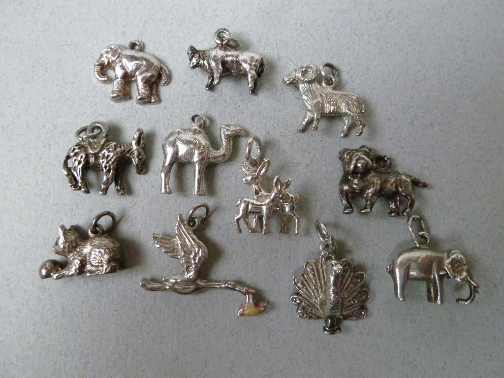 Diverse oude bedels zilver Dieren Olifant Kameel Ooievaar, Sieraden, Tassen en Uiterlijk, Antieke sieraden, Verzenden, Zilver