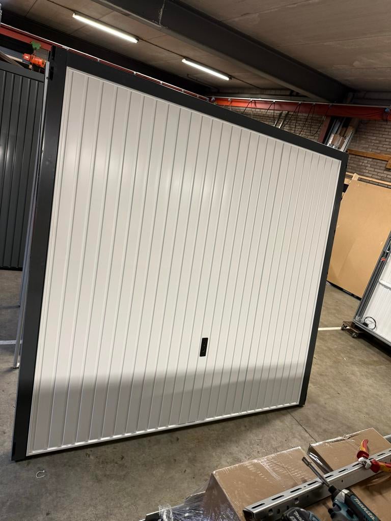 N80 Kanteldeur 2375x2250 - Nieuwstaat, Doe-het-zelf en Verbouw, Deuren en Horren, Ophalen, Garagedeur, Zo goed als nieuw, Metaal