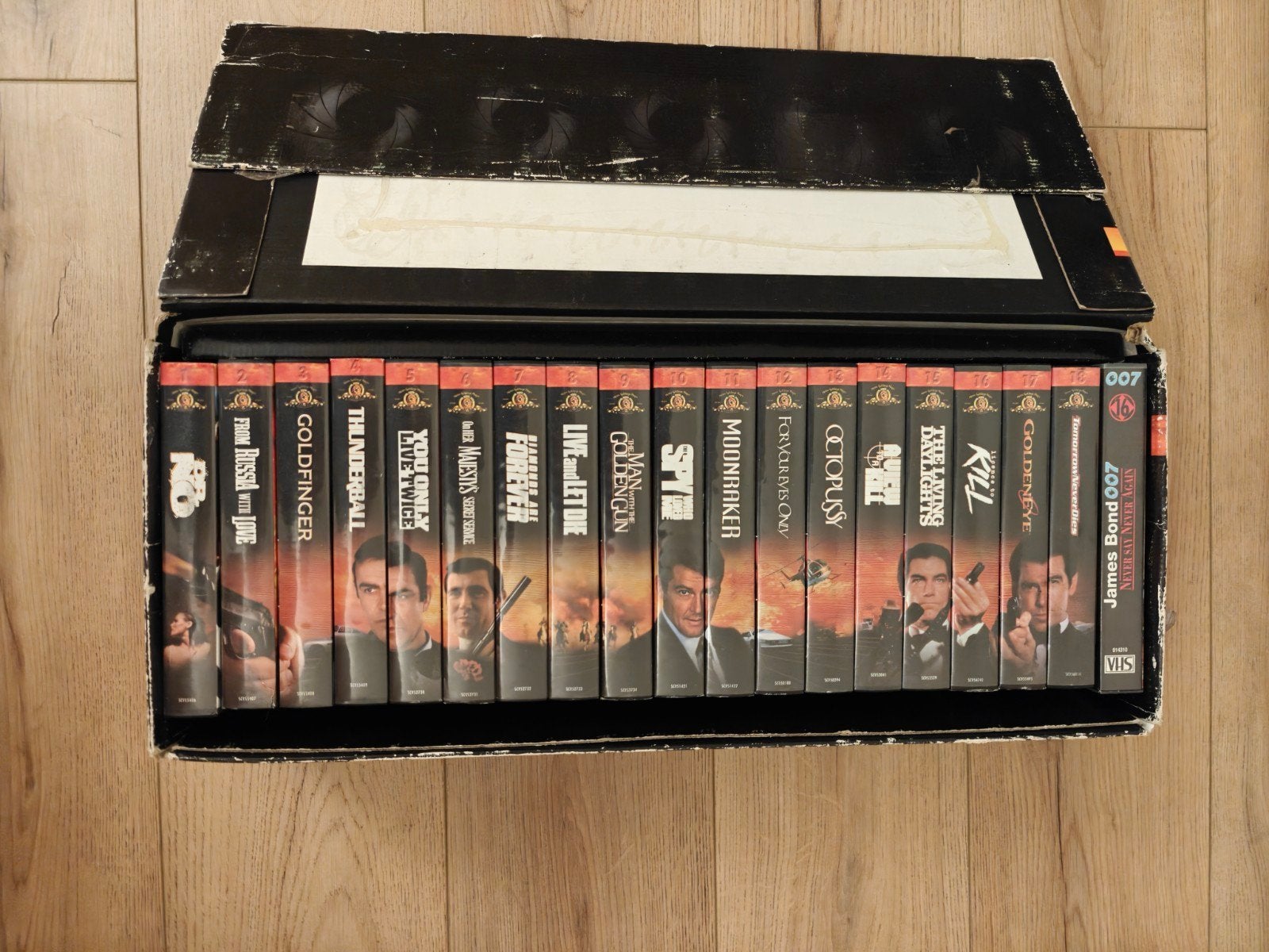 James bond  videoband collectie, Ophalen