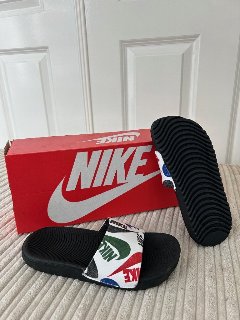 Leuke zwart wit gekleurde Nike bad slippers in maat 28 NIEUW, Kinderen en Baby's, Jongen of Meisje, Overige typen, Nieuw, Ophalen of Verzenden