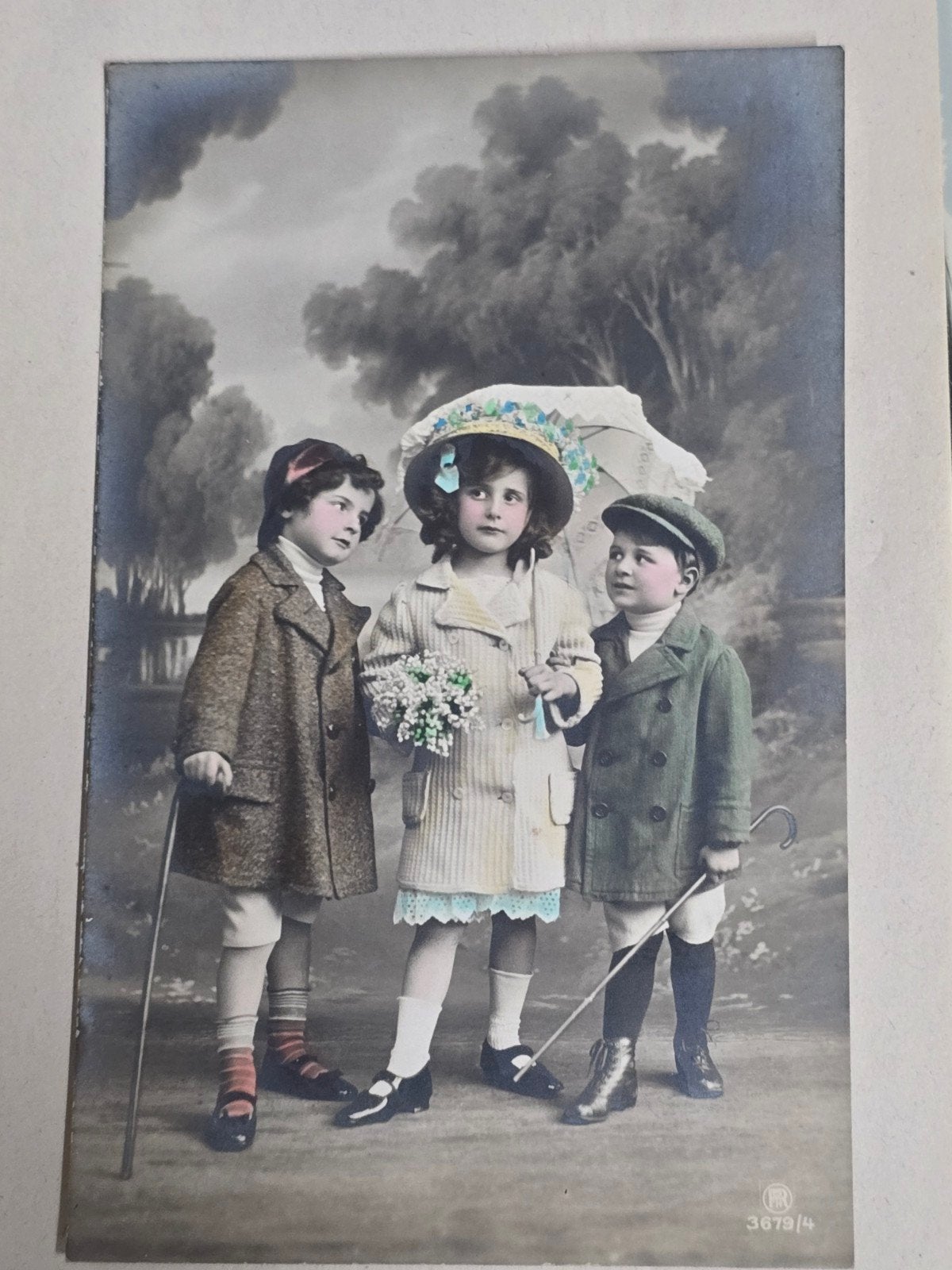 Antieke Ansichtkaart: Drie Kinderen met Paraplu en Stokken, Ophalen of Verzenden, Voor 1920, Ongelopen