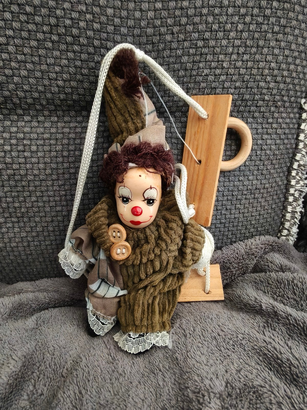 clowntje op schommel, Verzamelen, Ophalen of Verzenden, Zo goed als nieuw, Pop